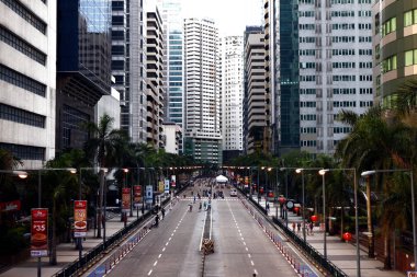 Hafta sonları Pasig City 'deki Ortigas Merkezi' nin iş bölgesinde arabasız geçen Emerald Bulvarı..