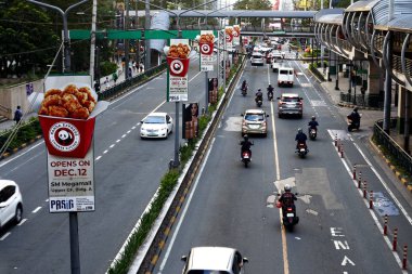 Pasig City 'deki Ortigas Merkezi' nin merkez ticaret bölgesinde J. Vargas Caddesi 'nden geçen özel ve kamu araçları