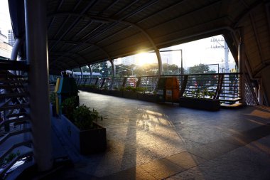 Pasig City 'deki Ortigas Merkezi' nin merkez ticaret bölgesindeki büyük bir yol boyunca yükseltilmiş köprü ya da yürüyüş yolu