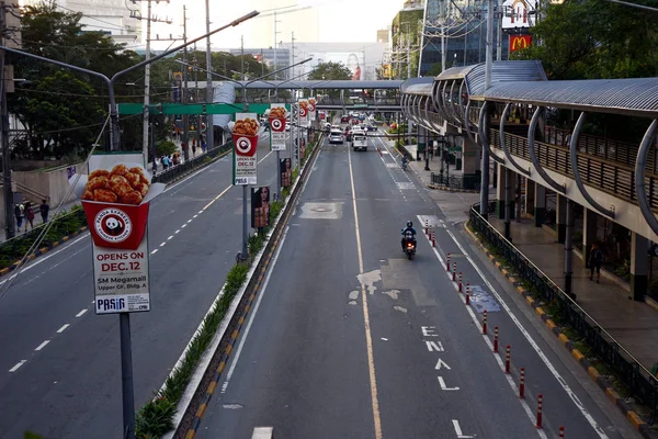 Privata och offentliga fordon passerar längs J. Vargas Street i centrala affärsdistriktet Ortigas Center i Pasig City — Stockfoto