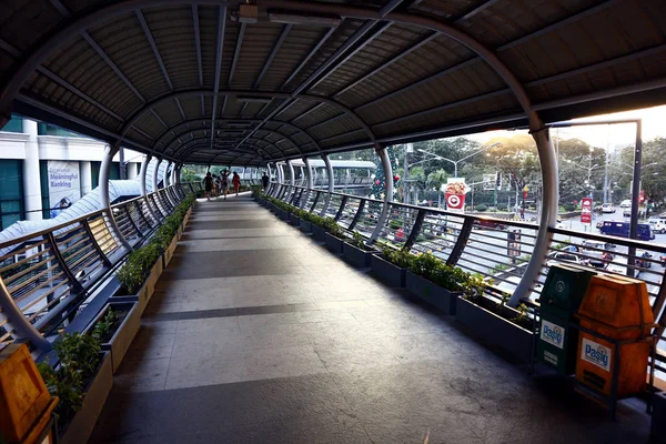 Ponte sopraelevato o passerella lungo una strada principale nel quartiere centrale degli affari di Ortigas Center a Pasig City — Foto Stock