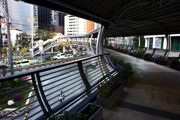 Elevated bridge or walkway along a major road in the central business district of Ortigas Center in Pasig City — 스톡 사진