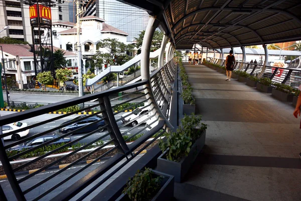 Elevated bridge or walkway along a major road in the central business district of Ortigas Center in Pasig City — 스톡 사진