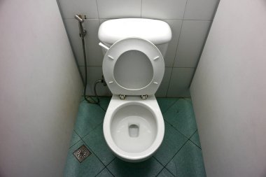 Temiz umumi tuvalet bölmesi