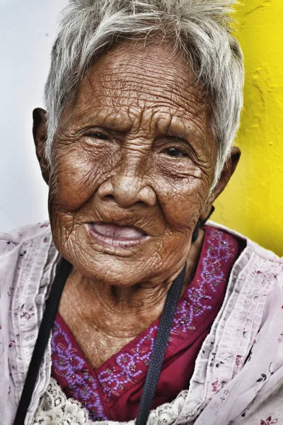 Згорніть портрет старої філіппінської жінки зі зморшкуватою шкірою. — стокове фото