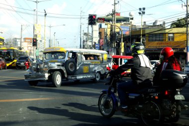 Motosiklet sürücüleri kavşakta trafik lambasının yeşile dönmesini bekliyorlar..
