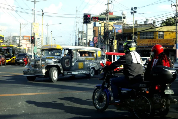 Motociclistas esperam que o semáforo fique verde em um cruzamento . — Fotografia de Stock