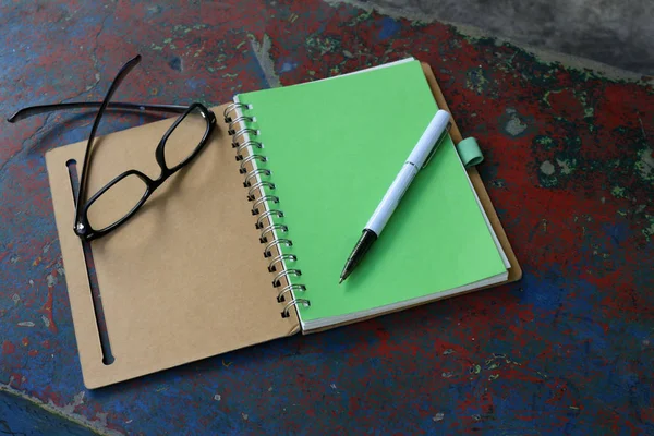 Notizbuch, Stift und Brille — Stockfoto