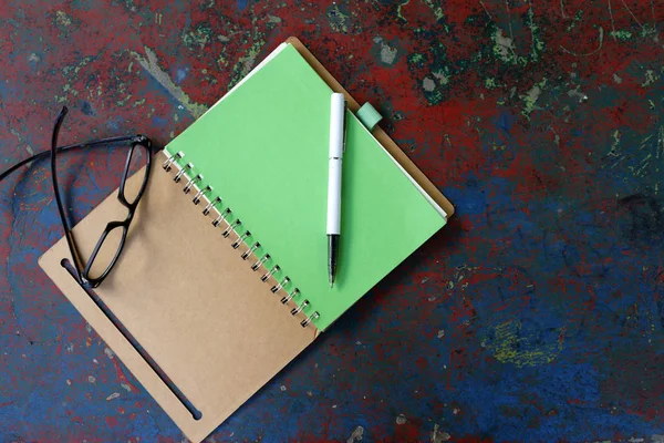 Notebook, pen and eyeglasses — Stock Photo, Image