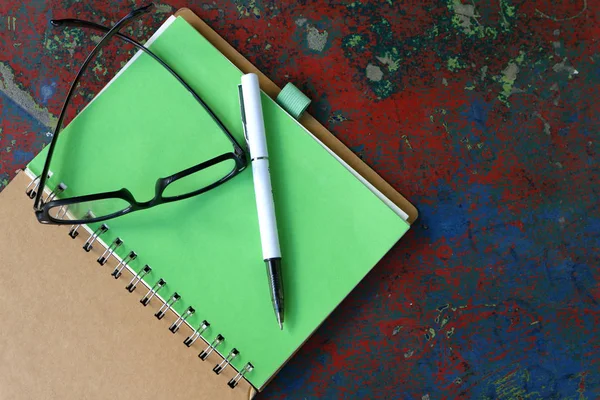 Cuaderno, pluma y anteojos — Foto de Stock