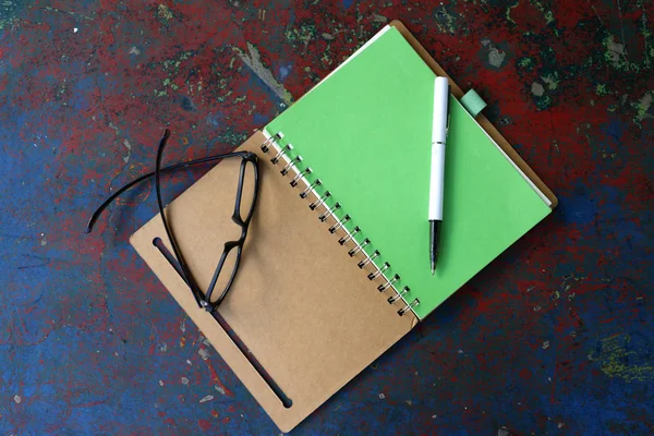 Cuaderno, pluma y anteojos — Foto de Stock