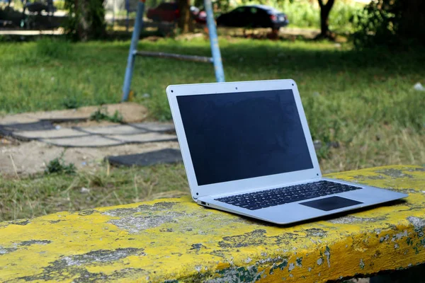 คอมพิวเตอร์แล็ปท็อปที่สวนกลางแจ้ง — ภาพถ่ายสต็อก