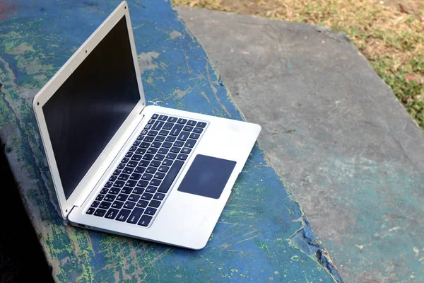 Laptop komputer w parku odkrytym — Zdjęcie stockowe