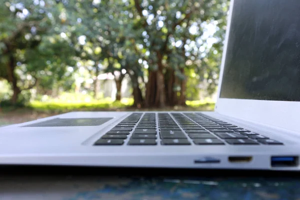 Ordenador portátil en un parque al aire libre — Foto de Stock