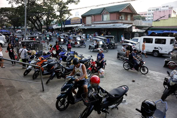 Motocicletas e triciclos em uma estrada muito movimentada na cidade própria de Antipolo City — Fotografia de Stock