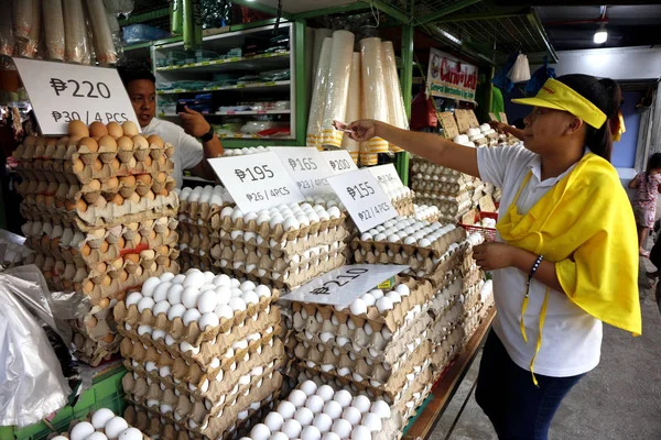 Клиент покупает свежие яйца из ларька на общественном рынке — стоковое фото