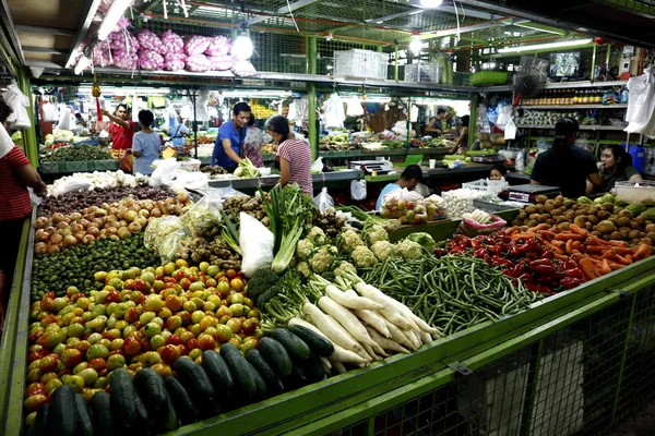 Bir markette satılan taze sebzeler. — Stok fotoğraf