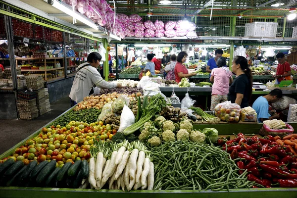 Assorted fresh vegetables sold at a stall at a public market — Stock Photo, Image