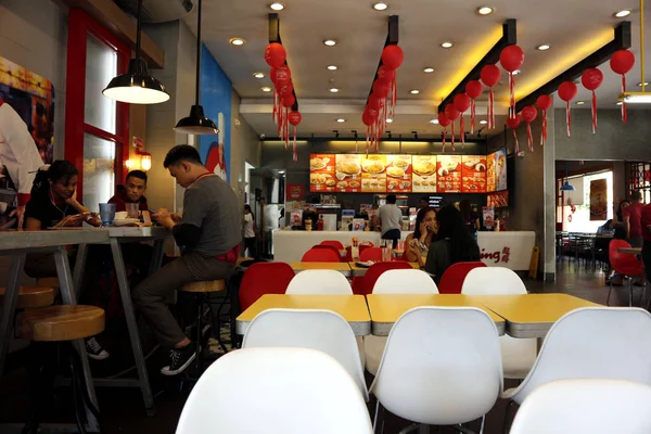 Клієнти їдять свою їжу в китайському ресторані фастфуду. — стокове фото