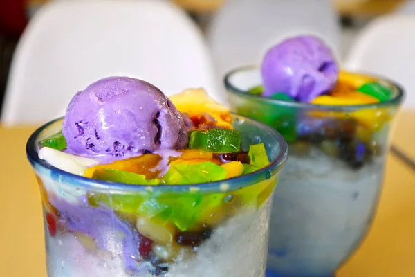 Φωτογραφία από φρεσκοφτιαγμένο Halo Halo ή από παγωτά με γάλα και ζάχαρη που ολοκληρώνεται με παγωτό και άλλα γλυκά συστατικά. — Φωτογραφία Αρχείου