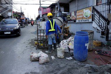 Araçlar yol yapım projesinin devam ettiği cadde boyunca ilerliyorlar..