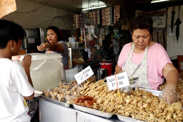 Surtido de entradas de cerdo frito y pollo se venden en la tienda de aperitivos en la parte posterior de la Catedral de Antipolo — Foto de Stock