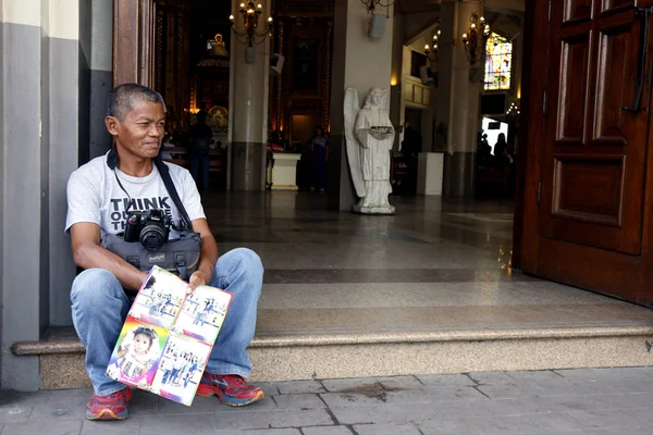 Fotógrafos descansan en la entrada de la Catedral de Antipolo y esperan clientes dispuestos — Foto de Stock