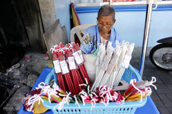 Sokak satıcısı, Antipolo Katedrali 'nin dışındaki derme çatma tezgahında mum satıyor. — Stok fotoğraf
