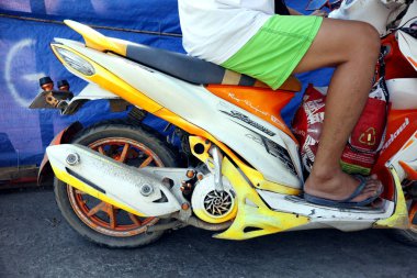 Renkli mobiletiyle modifiye edilmiş modern mobilet