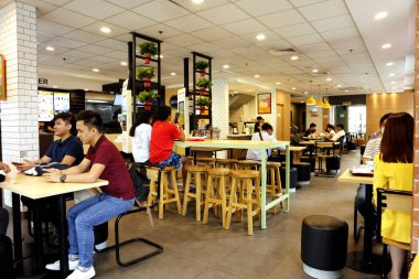 Müşteriler yemeklerini fast food 'un yemek alanında yerler.