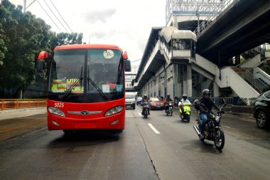 Özel ve kamu araçları Quezon City, Filipinler 'de geniş ve büyük bir otoyol boyunca seyahat ederler.