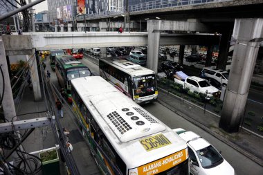 Özel ve kamu araçları Metro Manila 'da trafiğin yoğun olduğu bir anayoldan geçiyor.