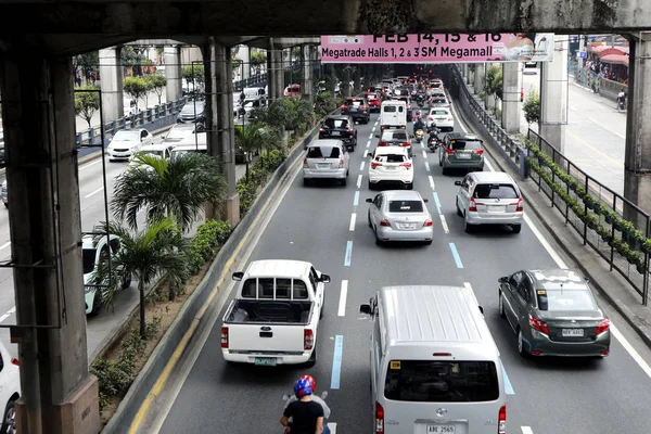 Veículos particulares e públicos passam por uma grande rodovia congestionada no metrô de Manila — Fotografia de Stock