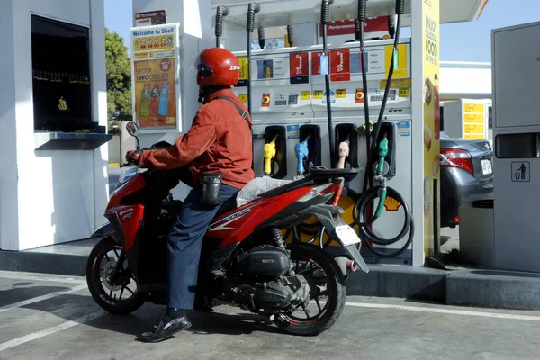 Cainta Rizal Philippines February 2020 Motorcycle Rider Stops Refuel Gas — Stockfoto