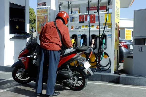 Cainta Rizal Philippines February 2020 Motorcycle Rider Stops Refuel Gas — Stockfoto