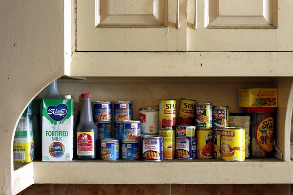 フィリピンのアンティポロ市 2020年3月18日 コヴィド19のウイルス発生の間にコミュニティの隔離またはロックダウン中に保管された食品棚に並べ替えられた缶詰 — ストック写真