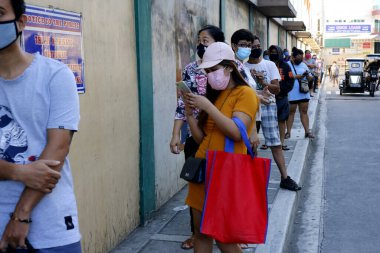 Antipolo Şehri, Filipinler - 26 Mart 2020: Müşteriler Corona ya da Covid 19 virüs salgını sırasında sosyal uzaklık için bir marketin önünde kuyruk oluşturdular.