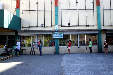 Antipolo Şehri, Filipinler - 26 Mart 2020: Müşteriler Corona ya da Covid 19 virüs salgını sırasında sosyal uzaklık için bir marketin önünde kuyruk oluşturdular.