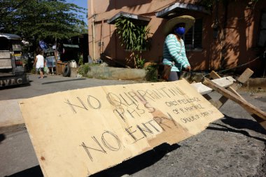 Antipolo Şehri, Filipinler - 28 Mart 2020: Bölge sakinleri, Corona veya Covid 19 virüsü salgını nedeniyle karantinaya alınma veya toplum karantinası sırasında bölge sakinlerinin girişini engelledi.