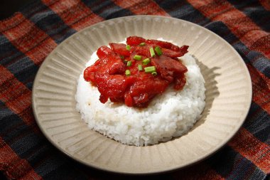 Taze pişmiş Tocino fotoğrafı ya da kızarmış pilav ve sebzeli yumurta ile servis edilen domuz eti..