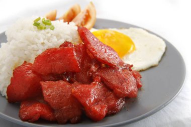 Taze pişmiş Tocino fotoğrafı ya da kızarmış pilav ve sebzeli yumurta ile servis edilen domuz eti..