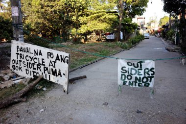 Antipolo Şehri, Filipinler - 31 Mart 2020: Topluluklar kapatıldı ve Covid 19 virüsü salgını nedeniyle hükümet tarafından uygulanan tecrit veya karantina döneminde yerleşik olmayan kişilerin girişini engelledi.