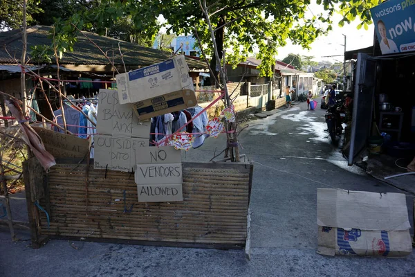 Antipolo Şehri, Filipinler - 31 Mart 2020: Topluluklar kapatıldı ve Covid 19 virüsü salgını nedeniyle hükümet tarafından uygulanan tecrit veya karantina döneminde yerleşik olmayan kişilerin girişini engelledi.