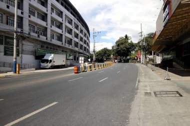 Antipolo Şehri, Filipinler - 2 Nisan 2020: Covid 19 virüs salgını nedeniyle karantina altındaki boş sokaklar.