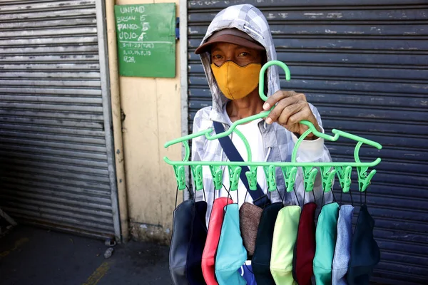 Antipolo City Filipinas Abril 2020 Hombre Vende Mascarilla Tela Lavable —  Fotos de Stock