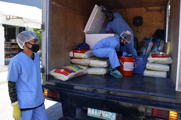 Antipolo Şehri, Filipinler - 3 Nisan 2020: Mobil pazar çalışanları, Covid 19 virüs salgını nedeniyle evlerinden ayrılıp yiyecek almasınlar diye topluluklara gidiyor.