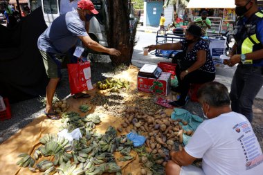 Antipolo Şehri, Filipinler - 4 Nisan 2020: Mobile Palengke ya da Market adlı yerel yönetim tarafından düzenlenen pazar satıcıları, Covid 19 virüs salgını nedeniyle kapatma sırasında topluluklara gidiyorlar.