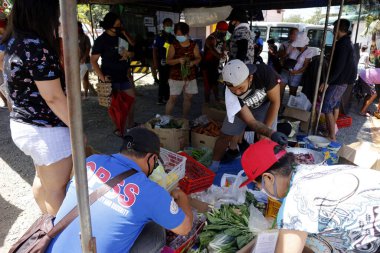 Antipolo Şehri, Filipinler - 4 Nisan 2020: Mobile Palengke ya da Market adlı yerel yönetim tarafından düzenlenen pazar satıcıları, Covid 19 virüs salgını nedeniyle kapatma sırasında topluluklara gidiyorlar.