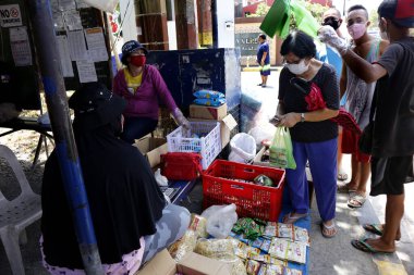 Antipolo Şehri, Filipinler - 4 Nisan 2020: Mobile Palengke ya da Market adlı yerel yönetim tarafından düzenlenen pazar satıcıları, Covid 19 virüs salgını nedeniyle kapatma sırasında topluluklara gidiyorlar.