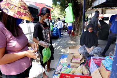 Antipolo Şehri, Filipinler - 4 Nisan 2020: Mobile Palengke ya da Market adlı yerel yönetim tarafından düzenlenen pazar satıcıları, Covid 19 virüs salgını nedeniyle kapatma sırasında topluluklara gidiyorlar.
